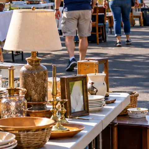 Sample item: Table lamp and framed print